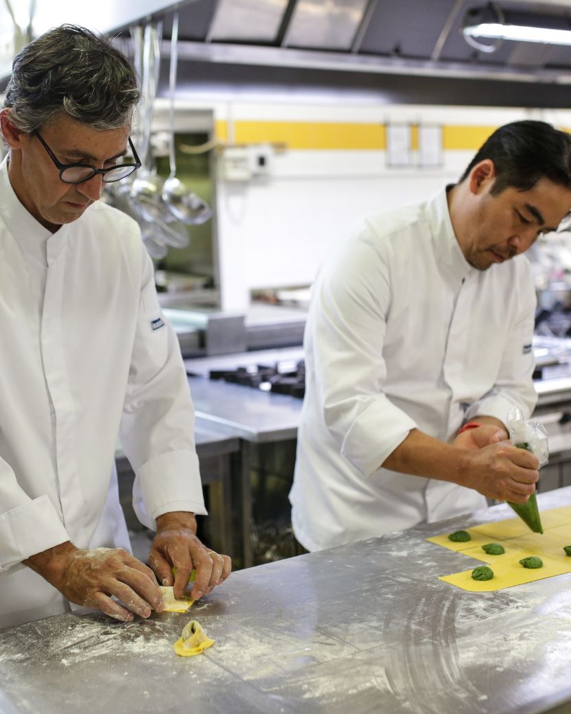 Mani in pasta nella cucina del Giardino - team building con i nostri cuochi