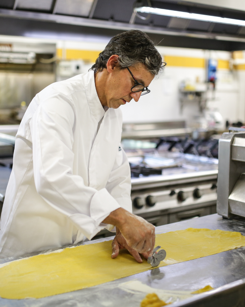 Mani in pasta nella cucina del Giardino - team building con i nostri cuochi