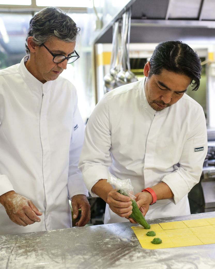 Mani in pasta nella cucina del Giardino - team building con i nostri cuochi